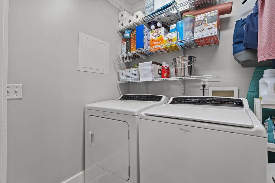 Building Photo - 2050 Midland Rd