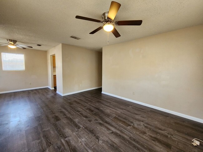 Building Photo - 1 Month Free Rent ! Covered Front Porch  /...