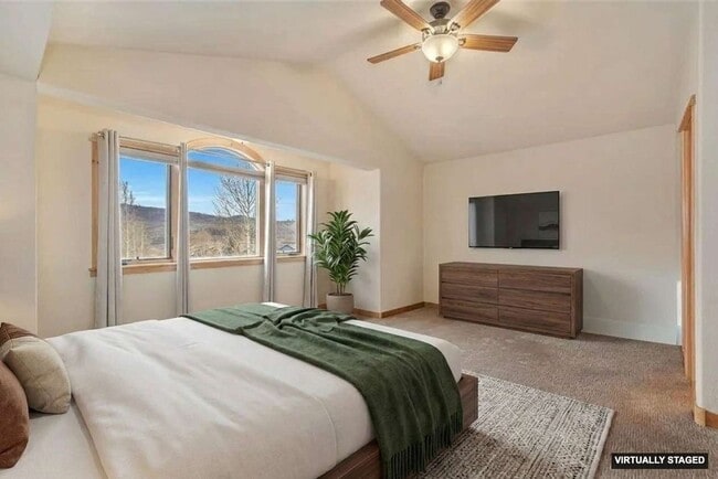 Building Photo - 594 Parkview Dr