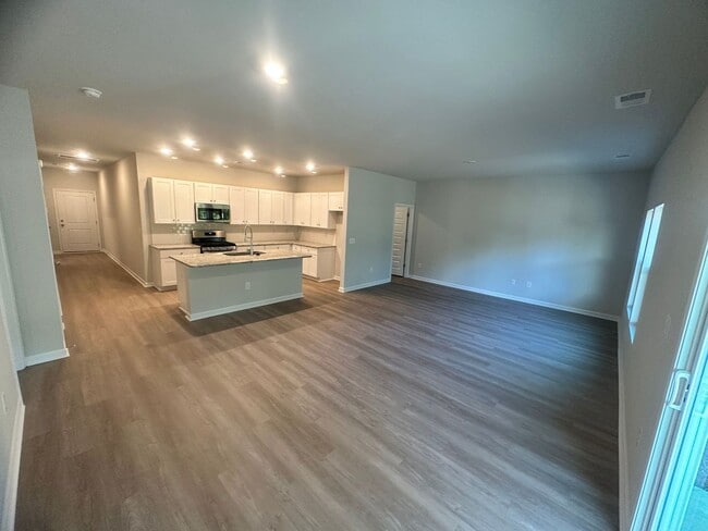 Building Photo - LOCATION, LOCATION, LOCATION! 10 Minutes f...