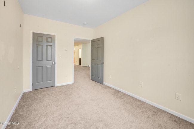 Building Photo - 281 Main St