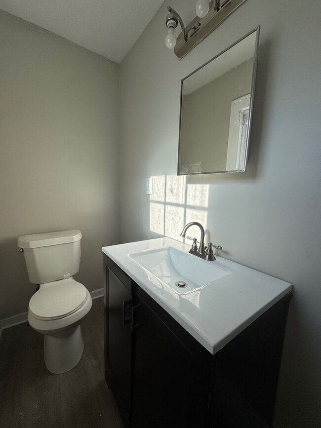 Building Photo - Charming 3-Bedroom Property in Prime Location