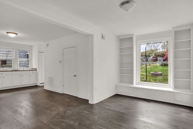 Building Photo - 569 Pleasant St
