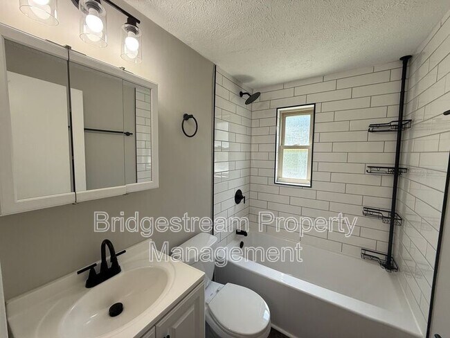Building Photo - 1233 Lytle Ln