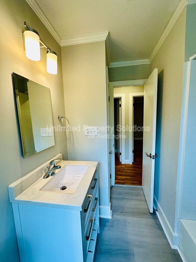 Building Photo - 133 Hinton Ave