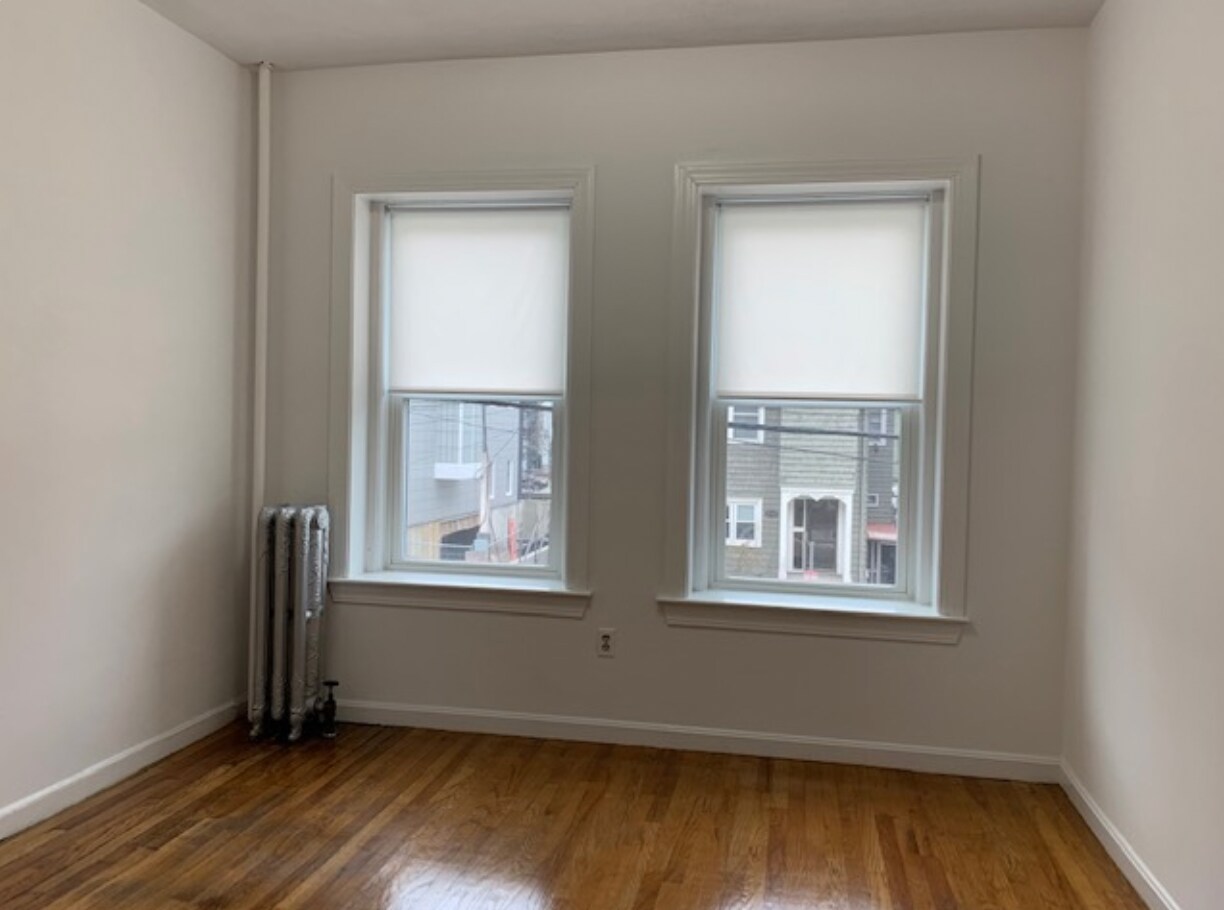 Building Photo - 148 Oxford St