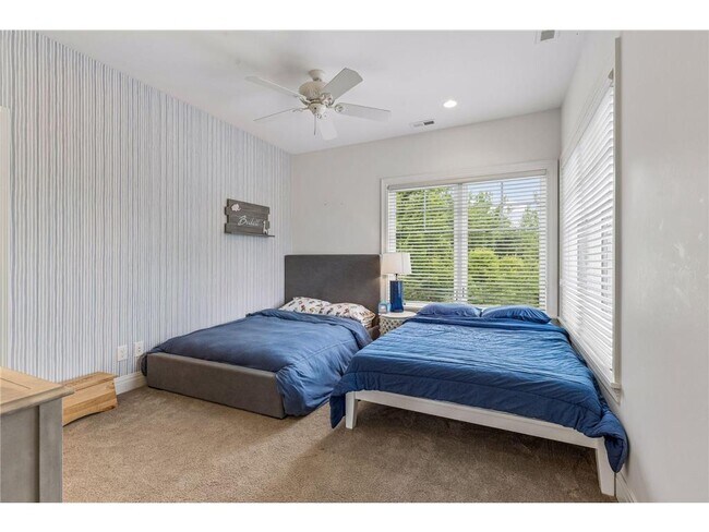 Building Photo - 15700 Portico Dr