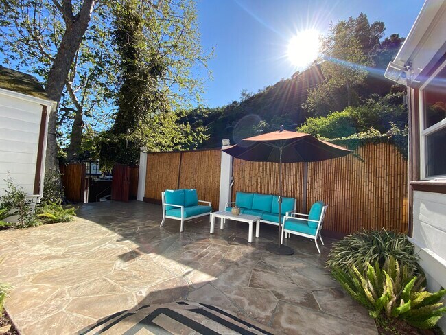 Building Photo - 920 N Beverly Glen Blvd