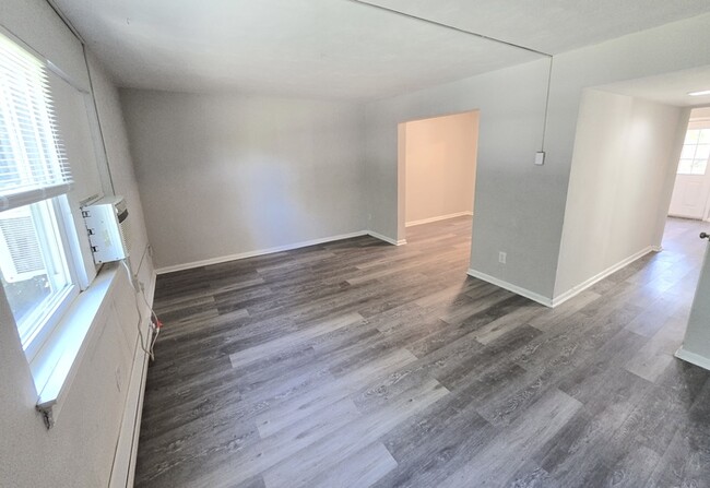 Building Photo - BEAUTIFUL TWO BEDROOM 1.5 BATHROOM APARTME...