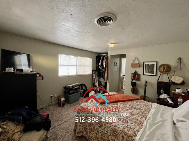 Building Photo - 1007 N LBJ Dr