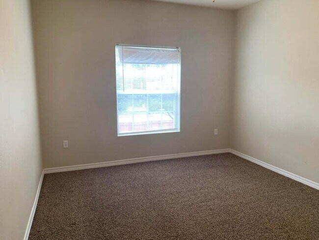 Building Photo - "Spacious 4-Bed Townhouse in Fort Walton B...