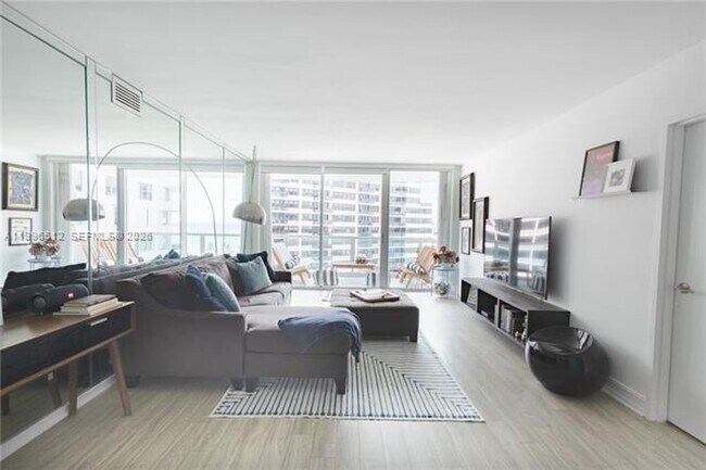 Building Photo - 5161 Collins Ave