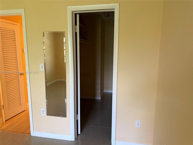 Building Photo - 9400 SW 77th St