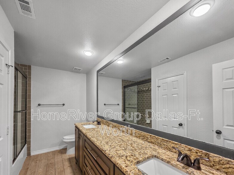 Building Photo - 325 Willow Creek Dr