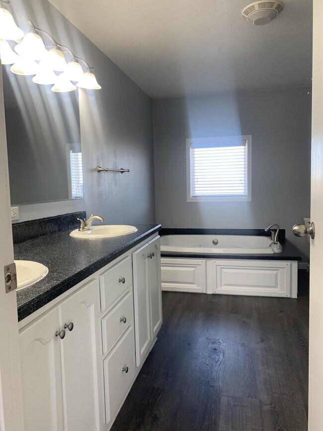 Building Photo - 3838 Sunny Glen Ln