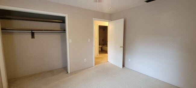 Building Photo - 3 Bedroom/ 2 Bath home in Black Acres(Close to UF)