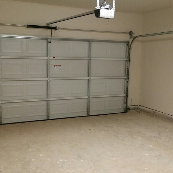 Building Photo - 338 TX-332 Loop