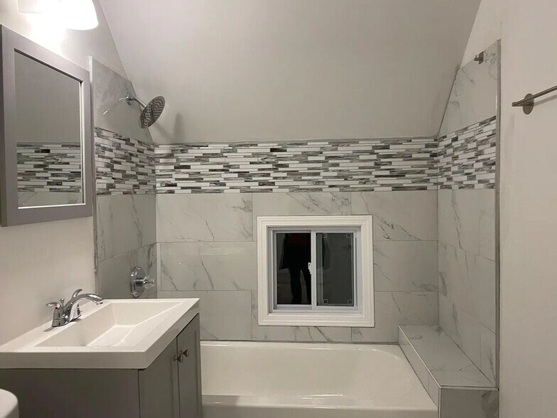 Building Photo - 1034 Lathrop Ave