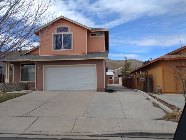 Building Photo - Spacious 3 bedroom| 2.5 bathroom home in R...