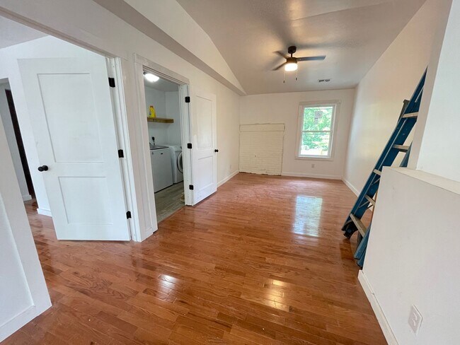 Building Photo - Big and Beautiful House with attached 1br ...