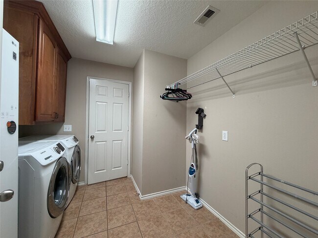 Building Photo - 5511 Baldwin Elm St