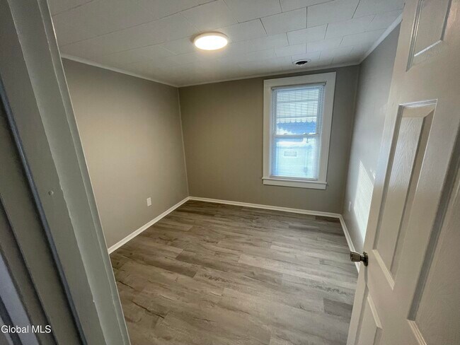 Building Photo - 28 Leversee Ave