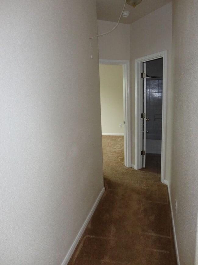 Building Photo - Nice 4 bedroom house close to down town!