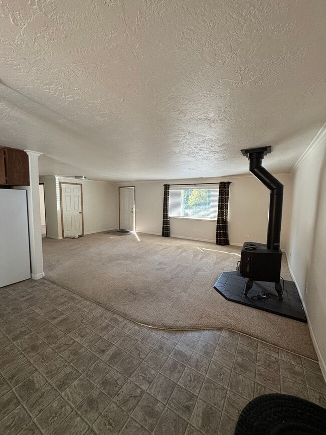 Building Photo - Canyonville 3 Bedroom 2 Bath with Garage a...