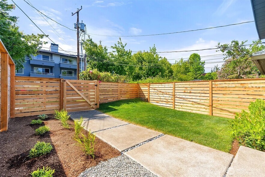 Building Photo - 9526 Interlake Ave N