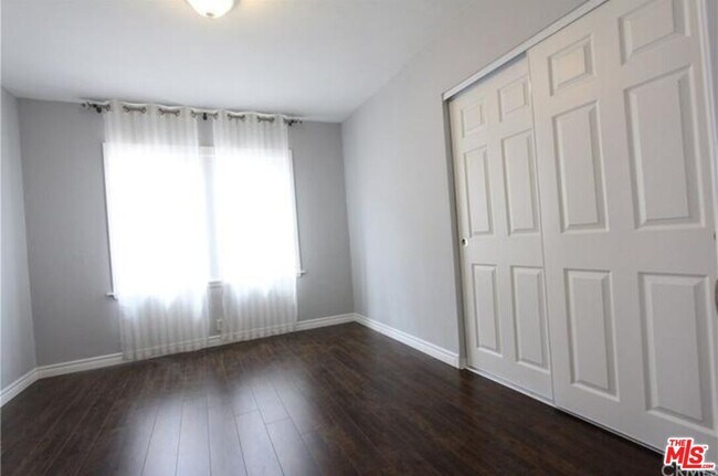 Building Photo - 3807 W 59th Pl