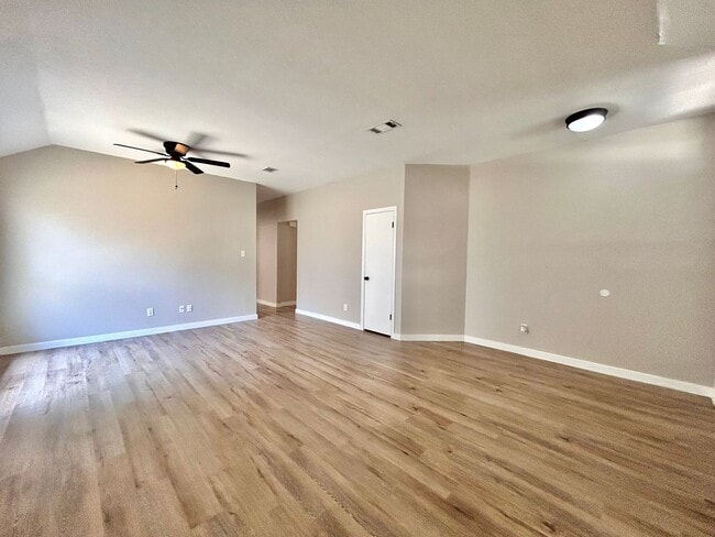Building Photo - 3/BR 2/BA Home with Natural Light, Big Bac...
