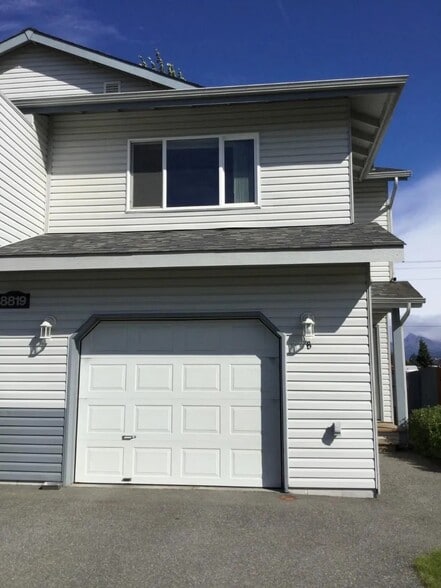 Primary Photo - 8819 Lakehurst Dr