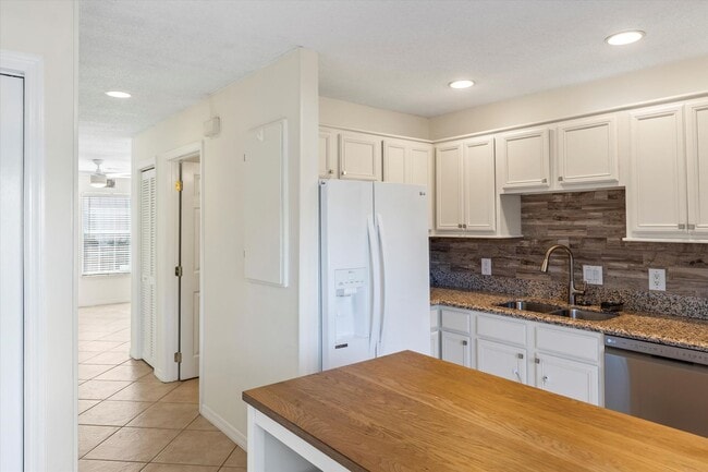 Building Photo - Charming 2-Bedroom home with Front and Rear Balconies