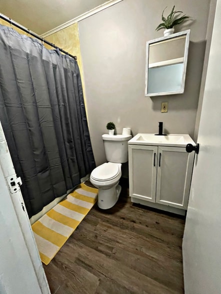 Building Photo - 1 Ware