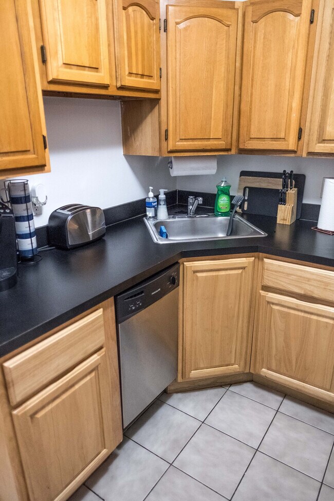 Building Photo - 301 E 104th St