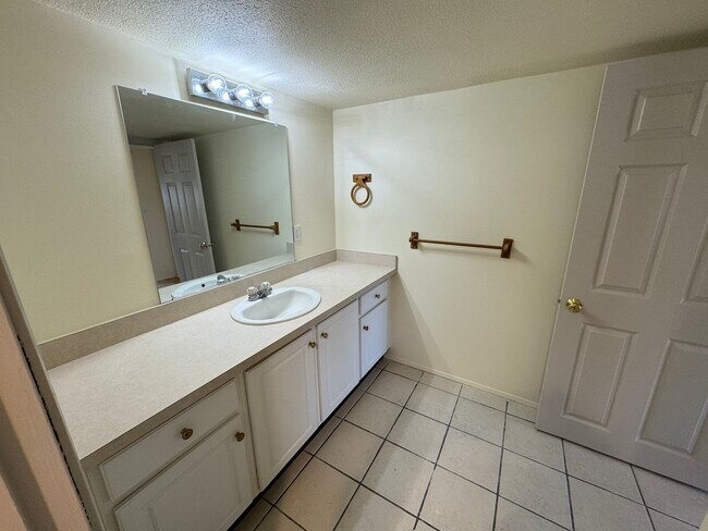 Building Photo - 1048/A/