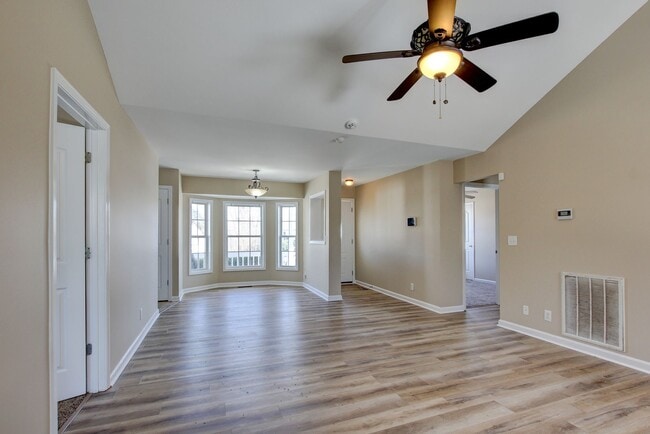 Building Photo - Cozy 3 bd 2 bath in the heart of Clarksville.  Fresh paint and Flooring!