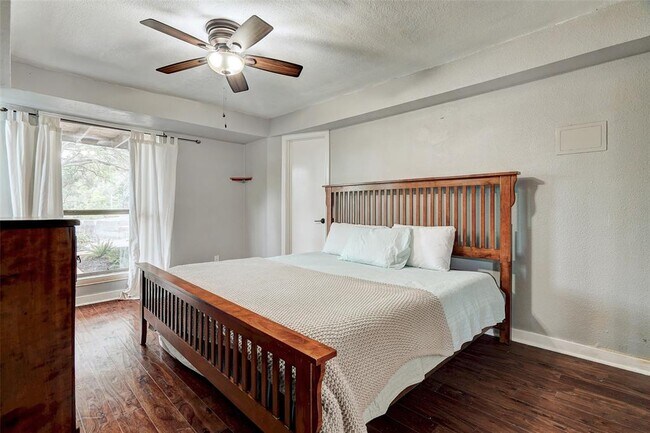 Building Photo - 8804 Mountain Ridge Dr