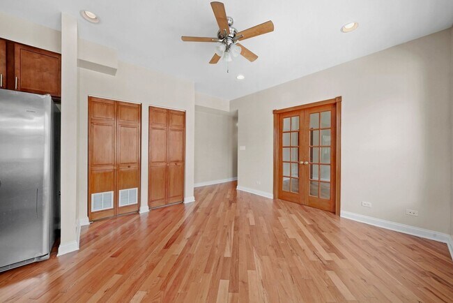 Building Photo - Spacious 2BR/2BA Rogers Park Condo with In-Unit Laundry & Central Air