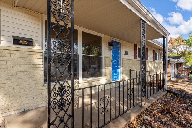 Building Photo - 2437 Pinehurst Dr