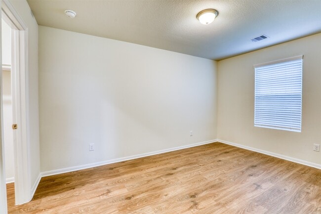 Building Photo - 399 Magnolia Ln