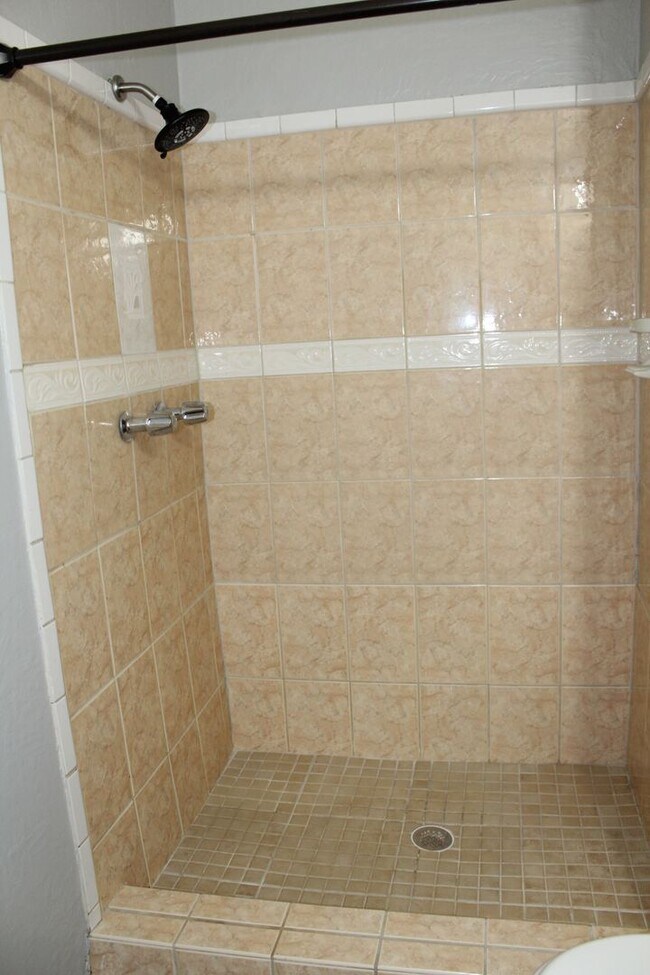 Building Photo - 3 bed 2 bath