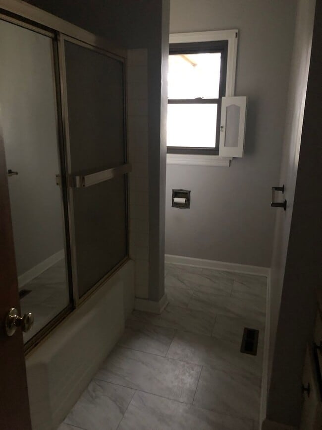 Building Photo - 3 Bedroom/1 Bath - Near Hoosier Park Racing and Casino