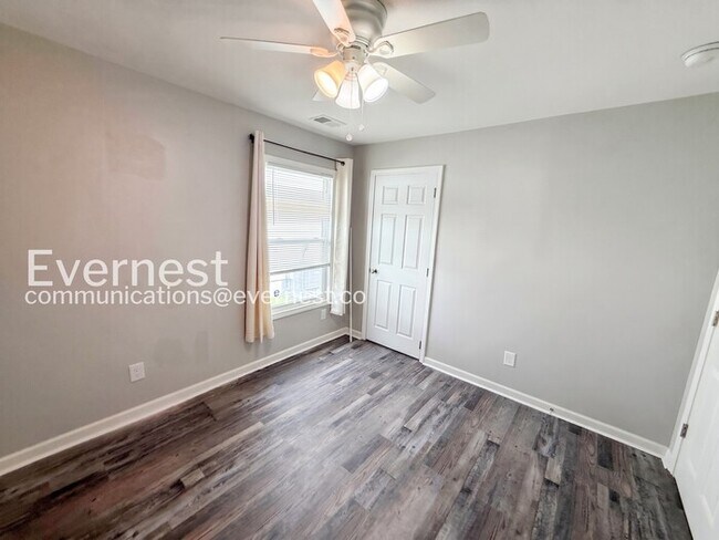 Building Photo - 3 Bed, 2 Bath Home with Carport / Available Now!