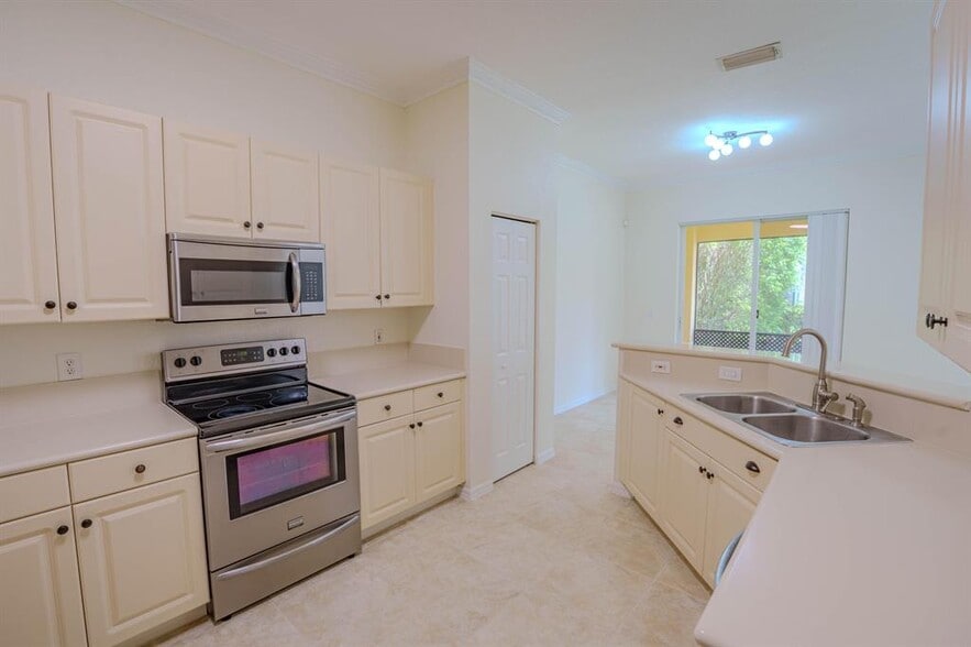 Building Photo - 5733 NW 119th Dr