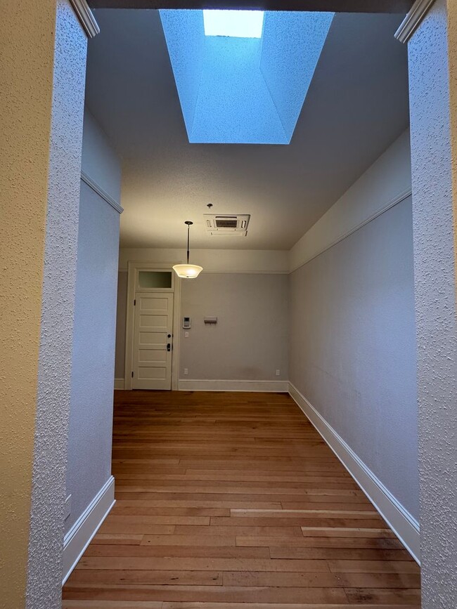 Building Photo - Beautiful 1 bed/1 bath apartment with tons...