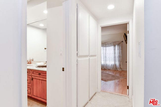 Building Photo - 11755 Montana Ave