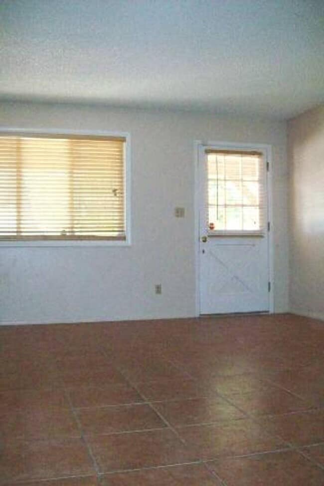 Building Photo - Spacious 4 Bed Home with Pool & Arizona Room