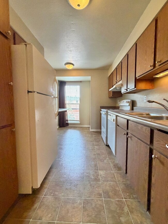 Building Photo - Affordable Top Floor Condo on Bus Route