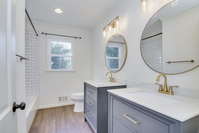 Building Photo - Southern Charm Brick Ranch Home